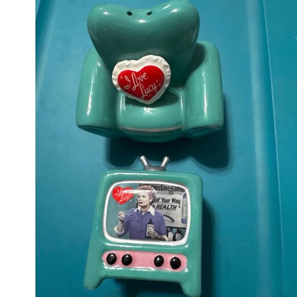 I Love Lucy Chair TV Salt And Pepper Shaker Set - Picture 1 of 2